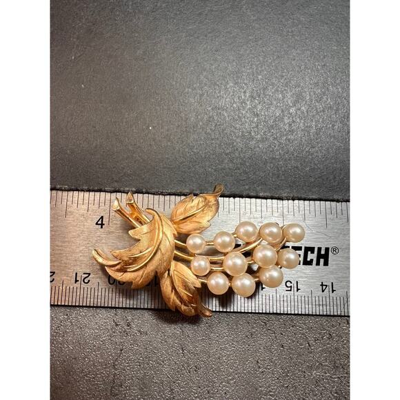 Vintage signed crown Trifari brushed goldtone pearl spray brooch - Picture 8 of 9